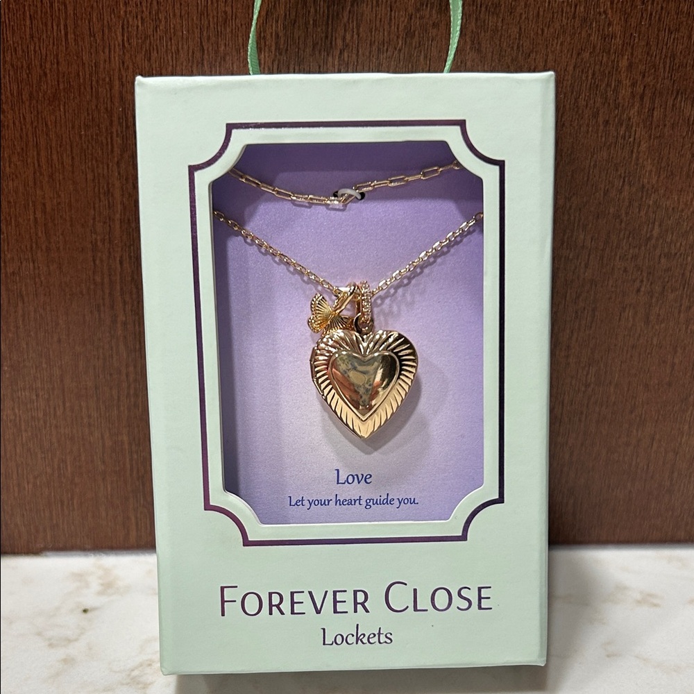 ❤️Forever Close❤️ Gold Heart Locket